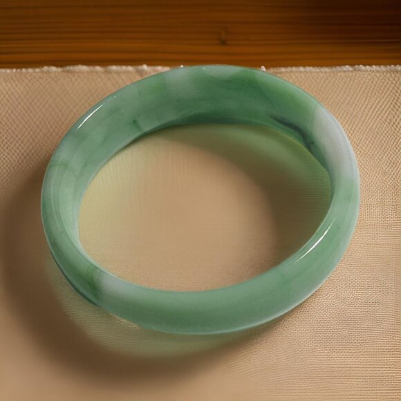 Green Jade Bangle - Picture 11 of 11